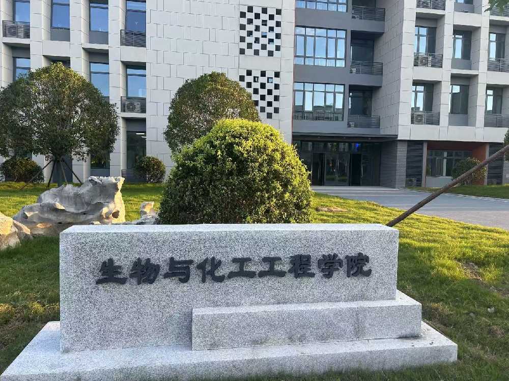 甘孜县扬州职业大学体育场高杆灯项目